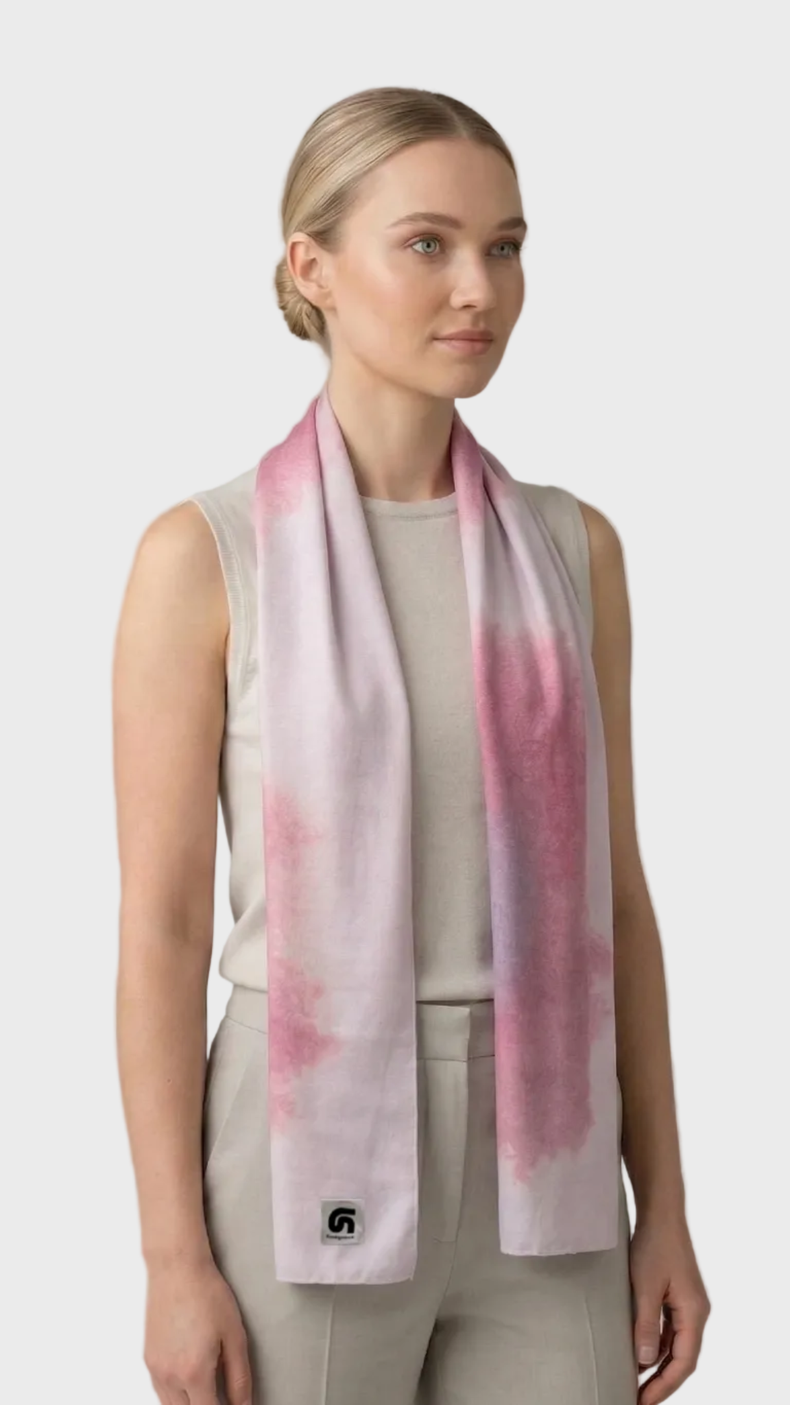 Look de mujer con fular Poppy rosa y lila de la colaboración Aina Palmer