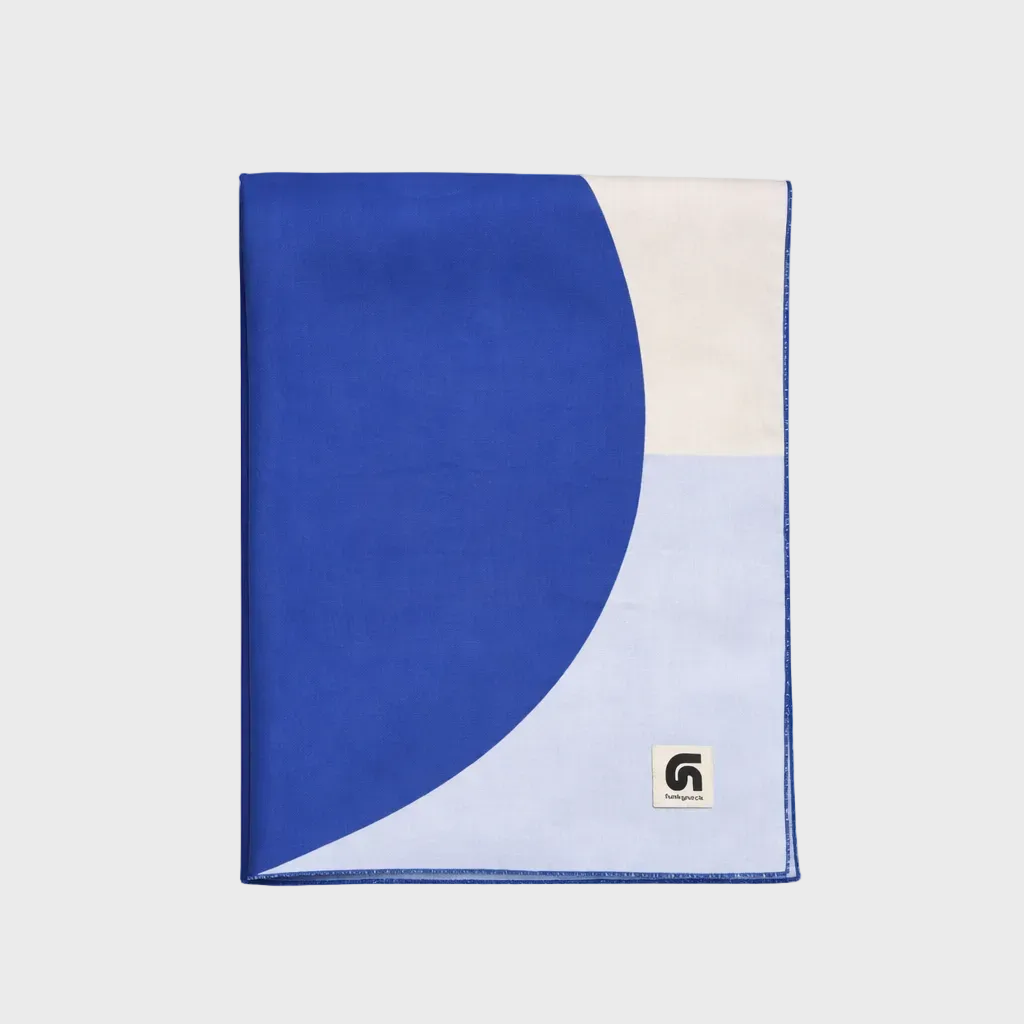 Fular Esfera azul marino, azul, celeste, blanco y lila doblado de la colección Geometra de FunkyNeck