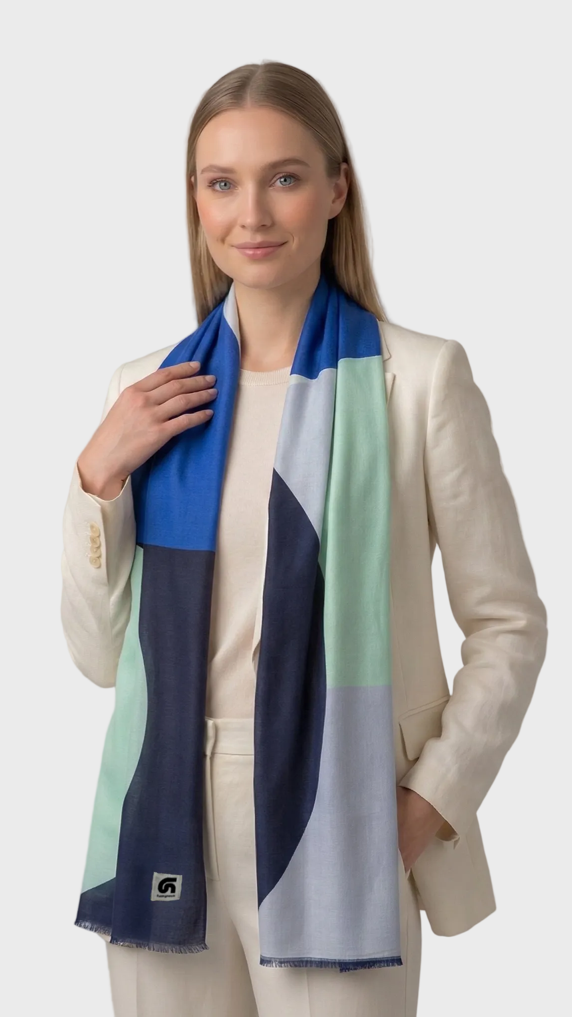 Look de mujer con fular Esfera azul marino, azul, celeste, blanco y lila de la colección Geometra