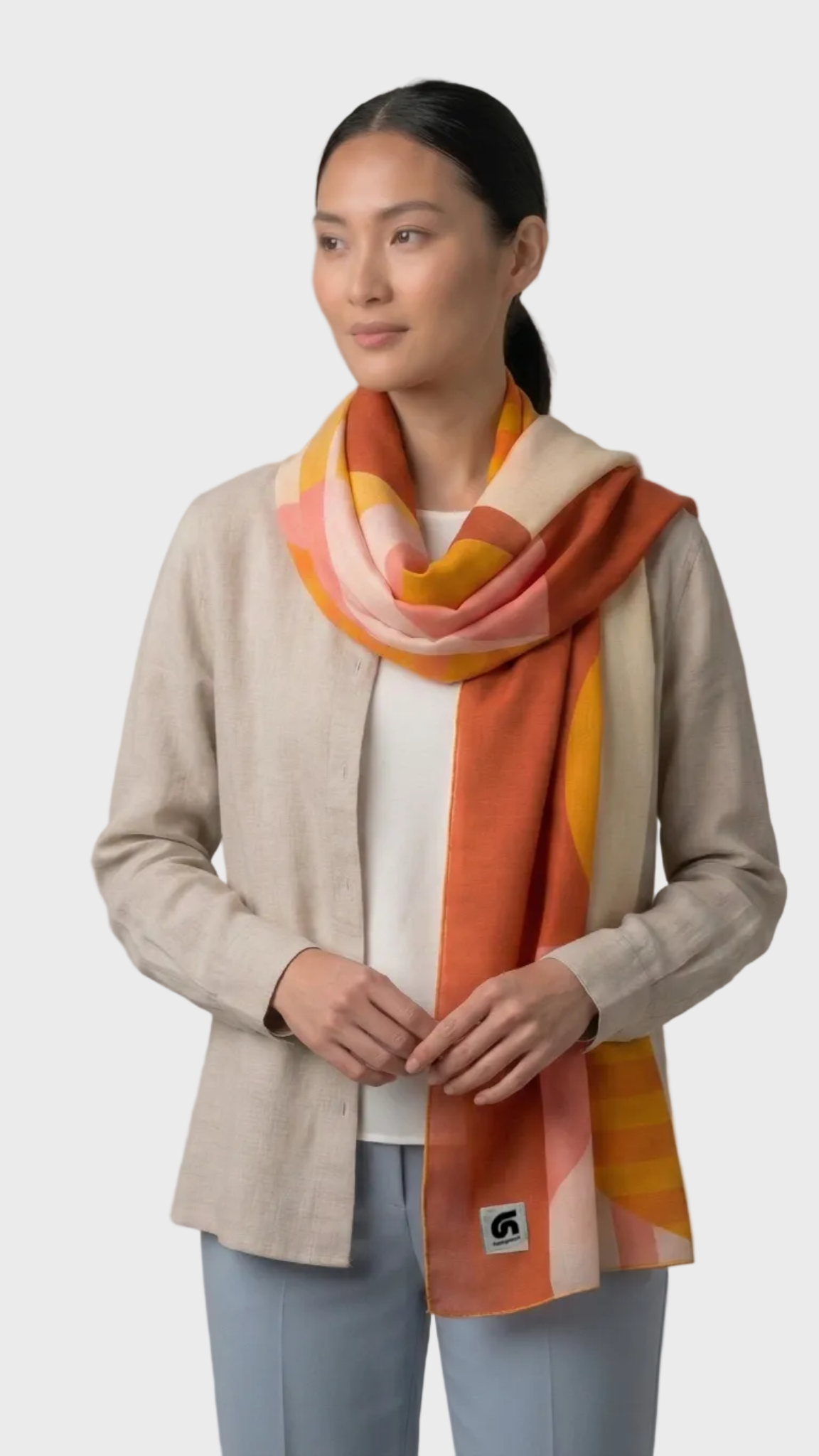 Look de mujer con fular Simetra naranja, rojo, rosa, beige y blanco de la colección Geometra