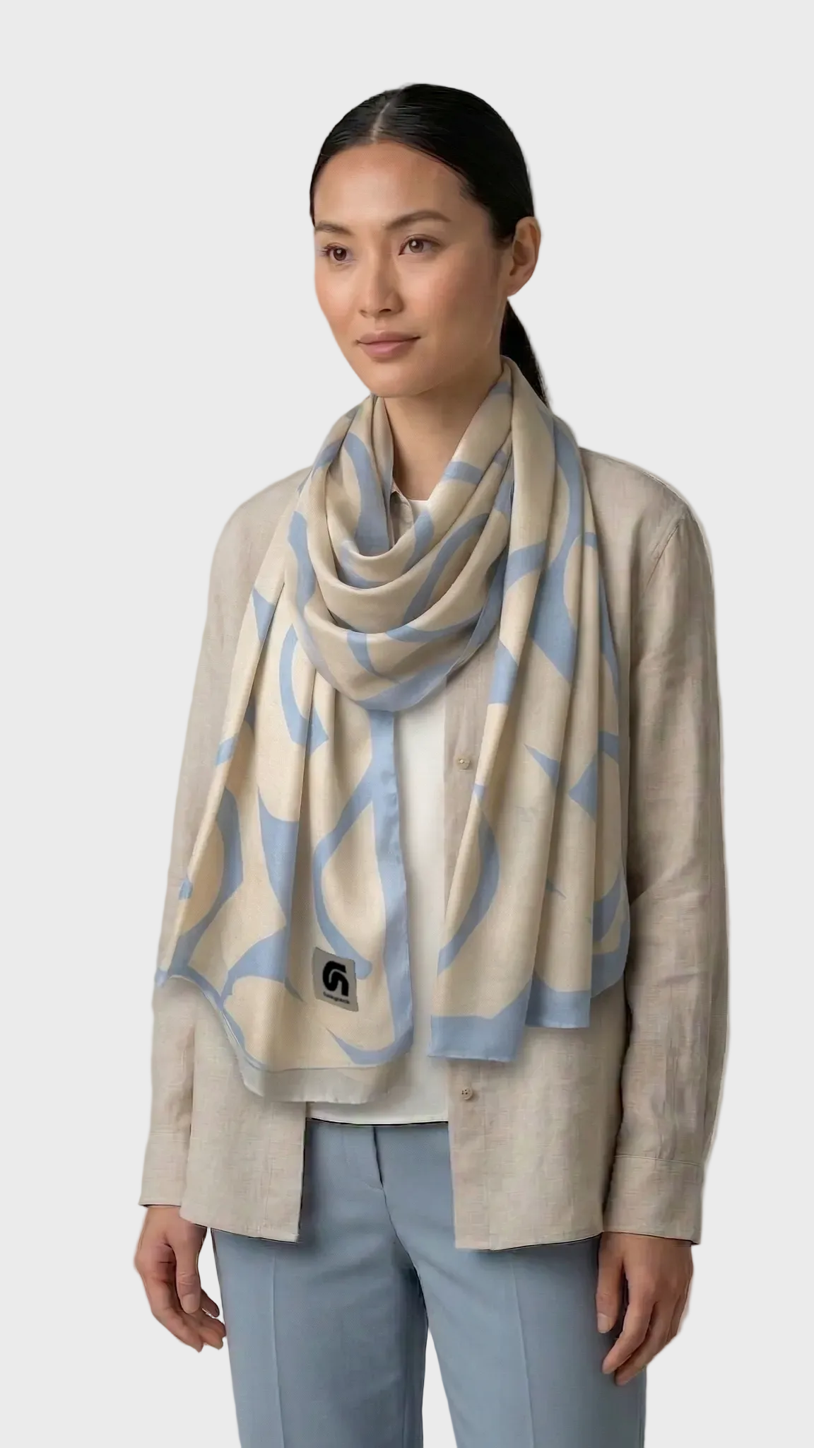 Modelo con fular Unida Blue azul y beige de FunkyNeck
