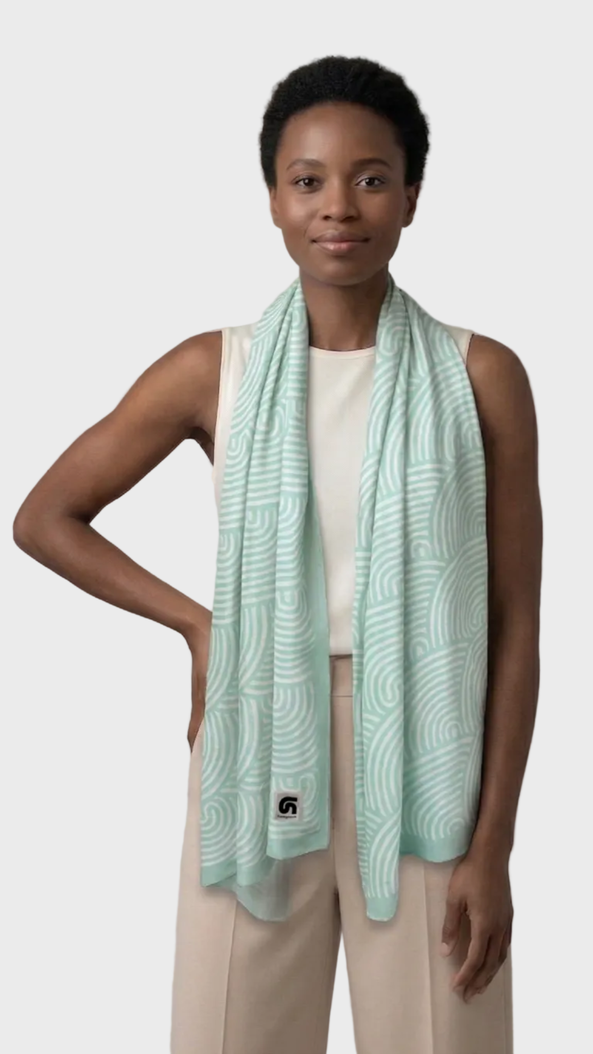 Modelo con fular Ona Green verde y beige de FunkyNeck