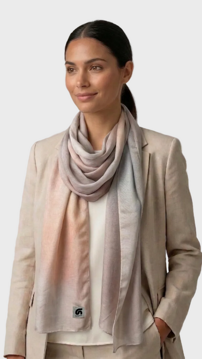 Look de mujer con fular Peach rosa, melocotón y blanco de la colaboración Aina Palmer