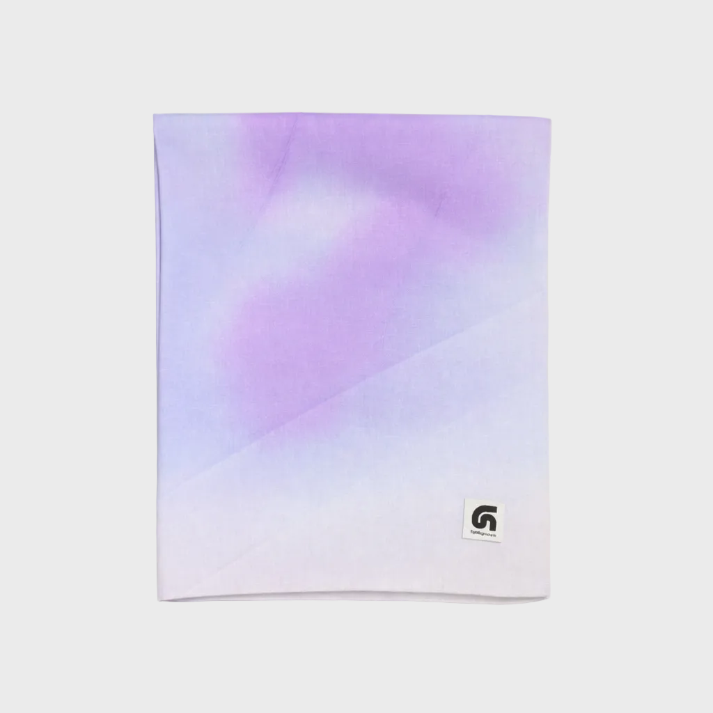 Fular Lavender lila, violeta y blanco doblado de la colaboración Aina Palmer para FunkyNeck