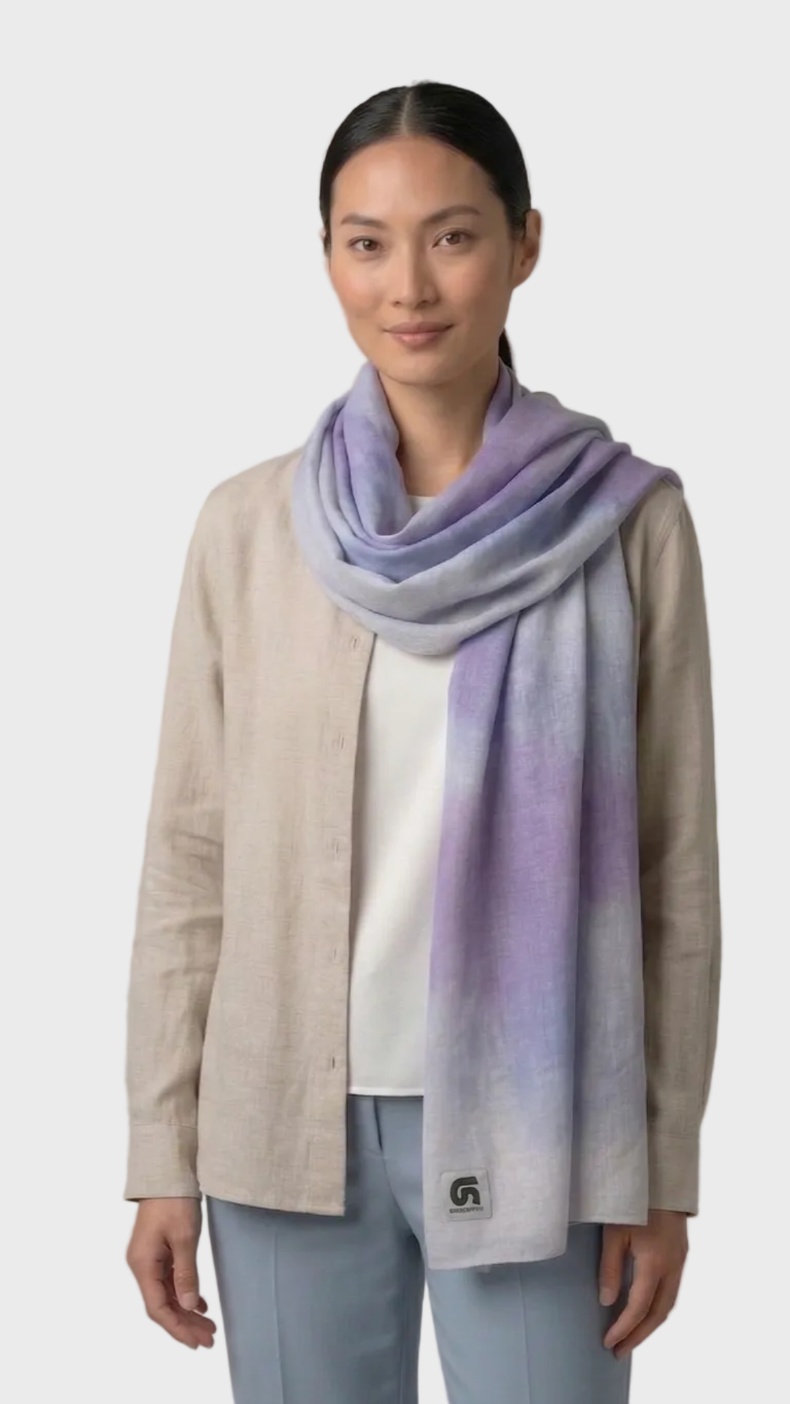 Look de mujer con fular Lavender lila, violeta y blanco de la colaboración Aina Palmer
