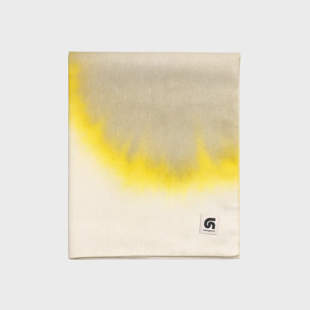 Fular Honey gris, amarillo y beige doblado de la colaboración Aina Palmer para FunkyNeck