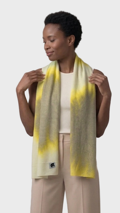 Look de mujer con fular Honey gris, amarillo y beige de la colaboración Aina Palmer