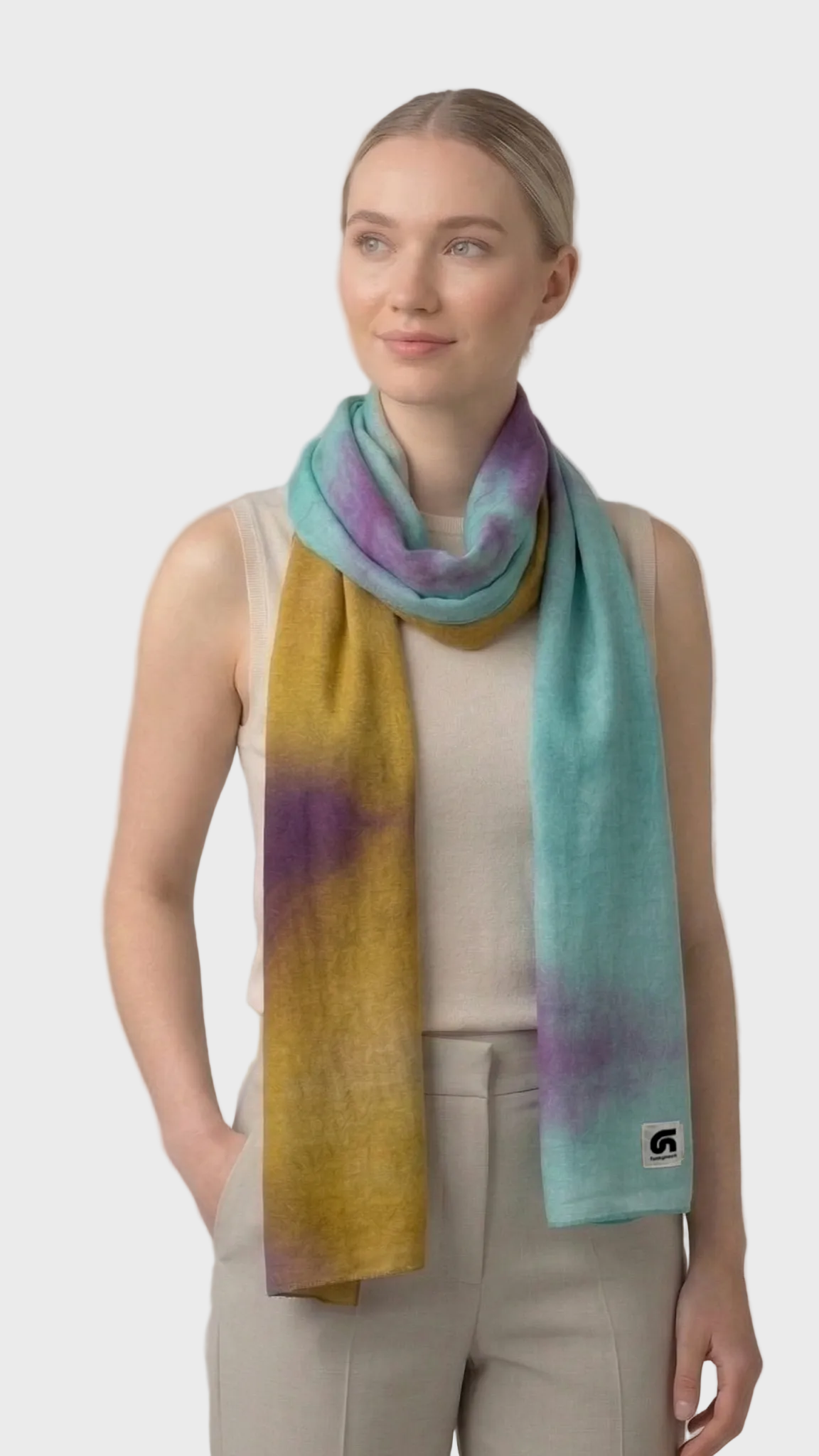 Look de mujer con fular Aqua azul agua, lila y mostaza de la colaboración Aina Palmer