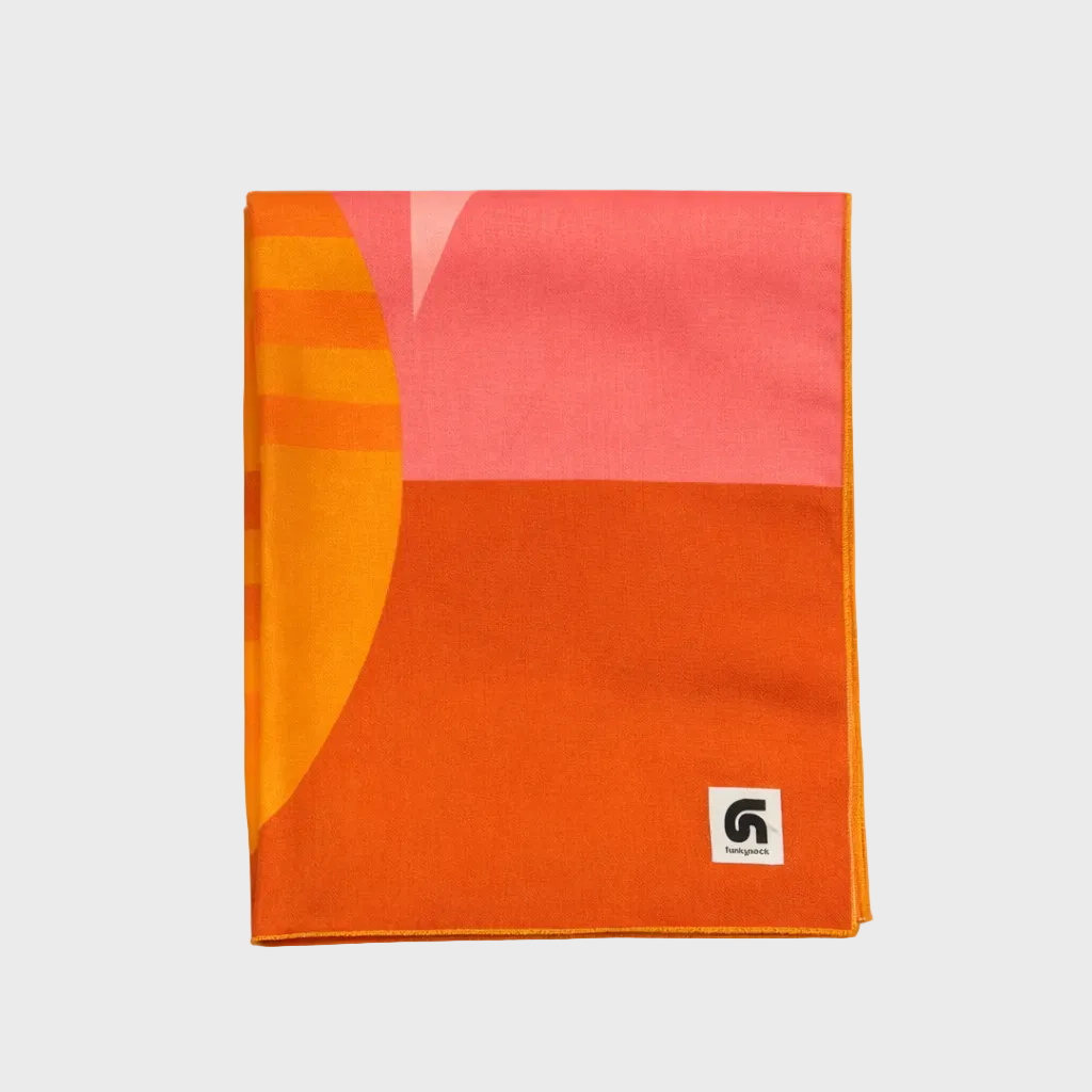Fular Simetra naranja, rojo, rosa, beige y blanco doblado de la colección Geometra de FunkyNeck