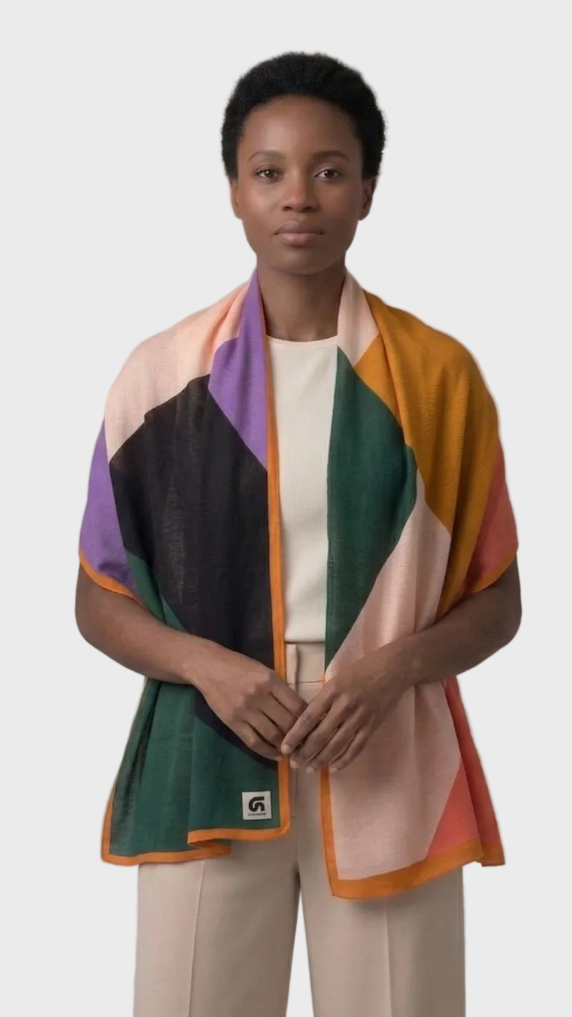 Look de mujer con fular Escuadra naranja, rosa, azul, verde, violeta y negro de la colección Geometra