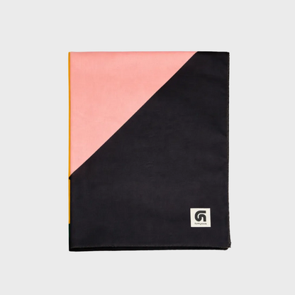 Fular Supra negro, rosa, mostaza, verde oscuro y verde lima doblado de la colección Geometra de FunkyNeck