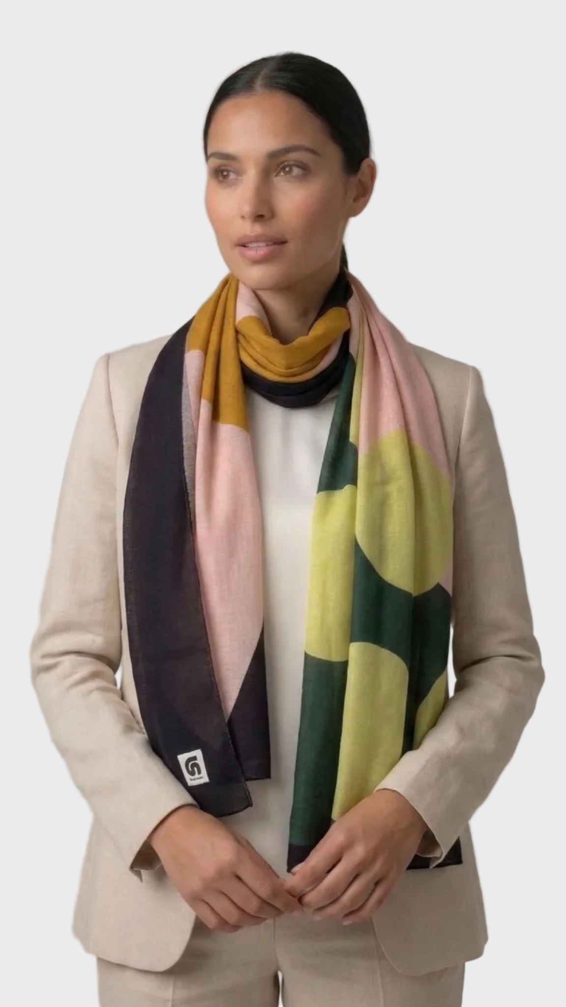 Look de mujer con fular Supra negro, rosa, mostaza, verde oscuro y verde lima de la colección Geometra
