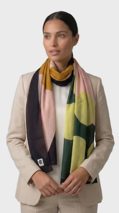 Look de mujer con fular Supra negro, rosa, mostaza, verde oscuro y verde lima de la colección Geometra