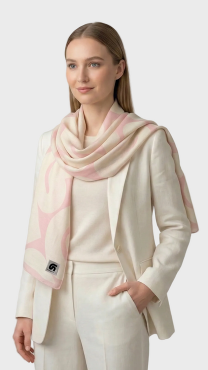 Look de mujer con fular Unida Pink rosa y beige de la colección Iconea