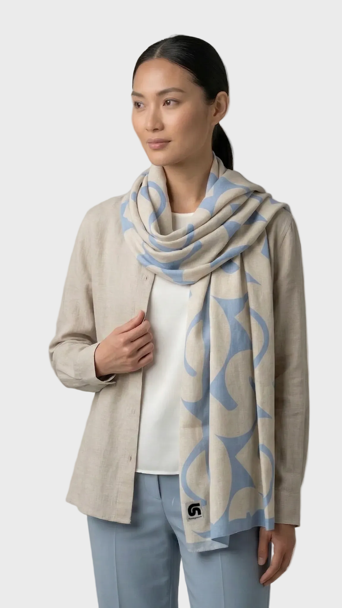 Look de mujer con fular Unida Blue azul y beige de la colección Iconea