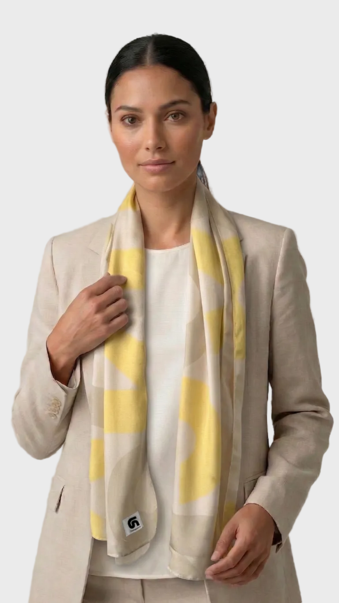 Modelo con fular Caracter amarillo gris y beige de FunkyNeck