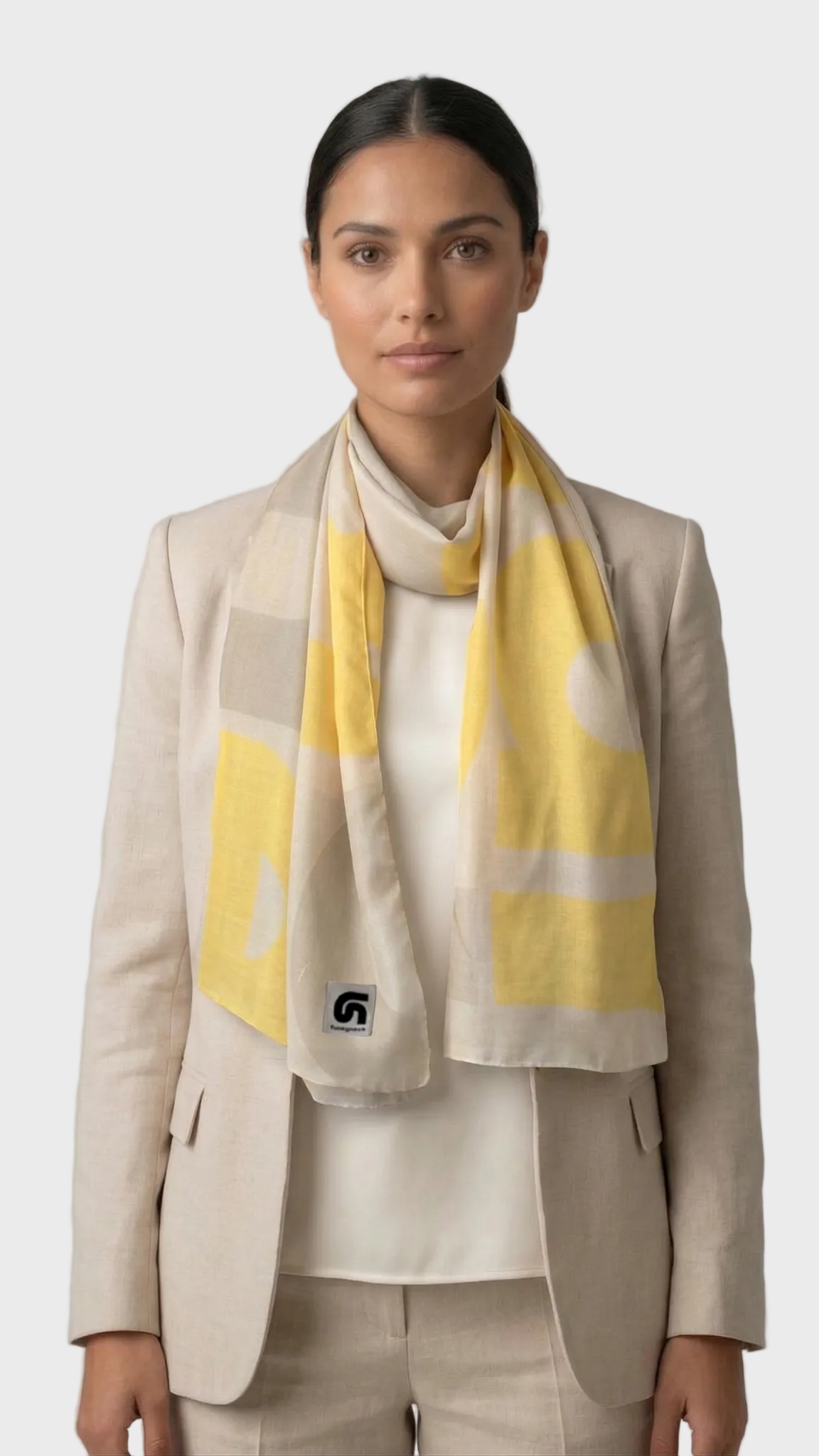 Look de mujer con fular Caracter en tonos amarillo gris y beige de la colección Iconea