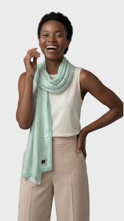 Look de mujer con fular Ona Green verde y beige de la colección Iconea