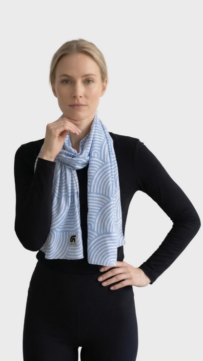 Look de mujer con fular Ona Blue azul y beige de la colección Iconea
