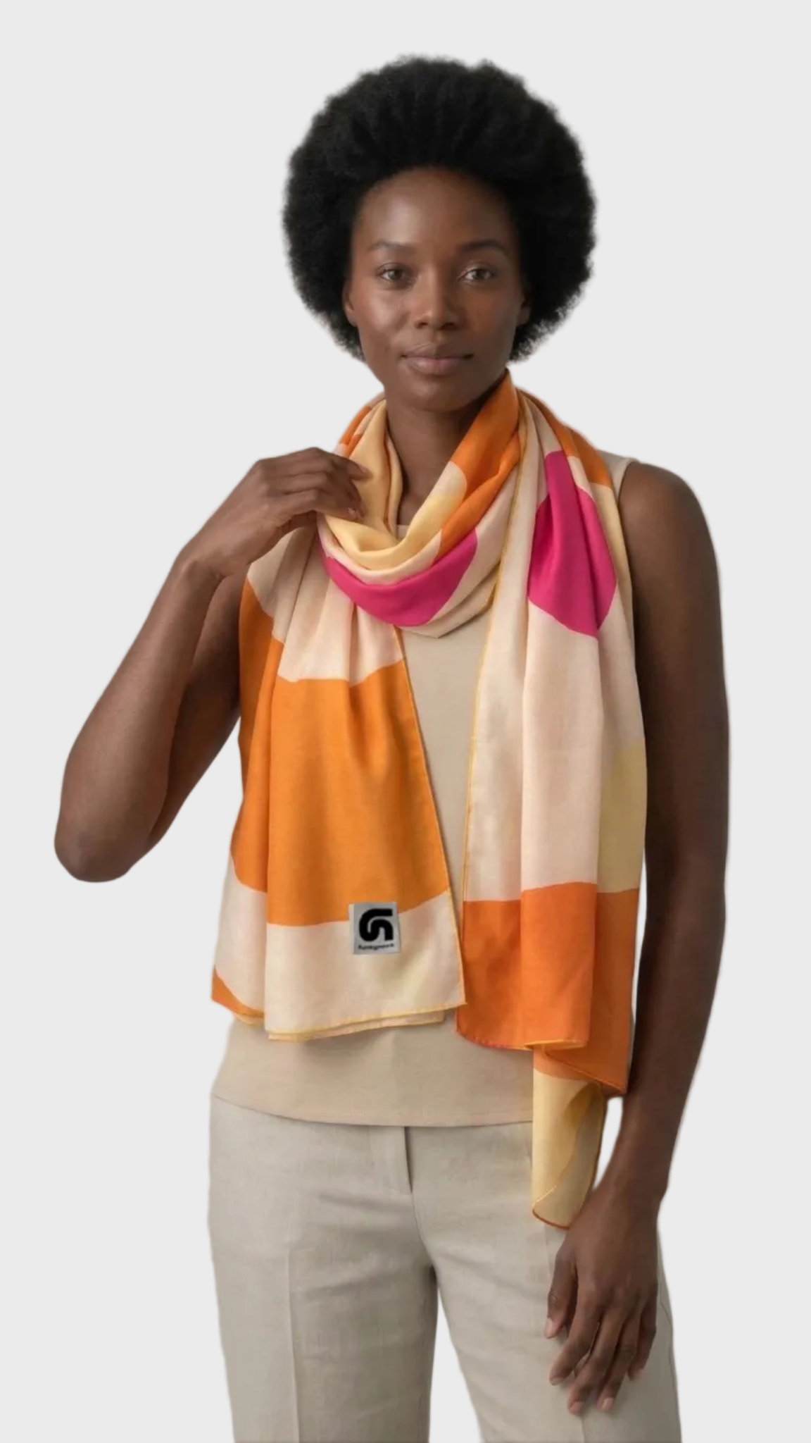 Look de mujer con fular Solana naranja, beige, melocotón y fucsia de la colección Mediterraneum