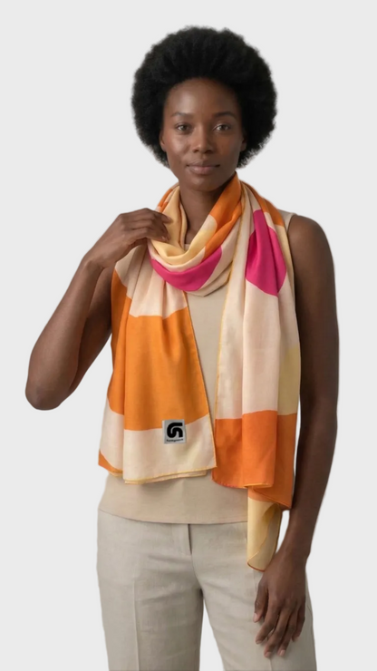 Look de mujer con fular Solana naranja, beige, melocotón y fucsia de la colección Mediterraneum