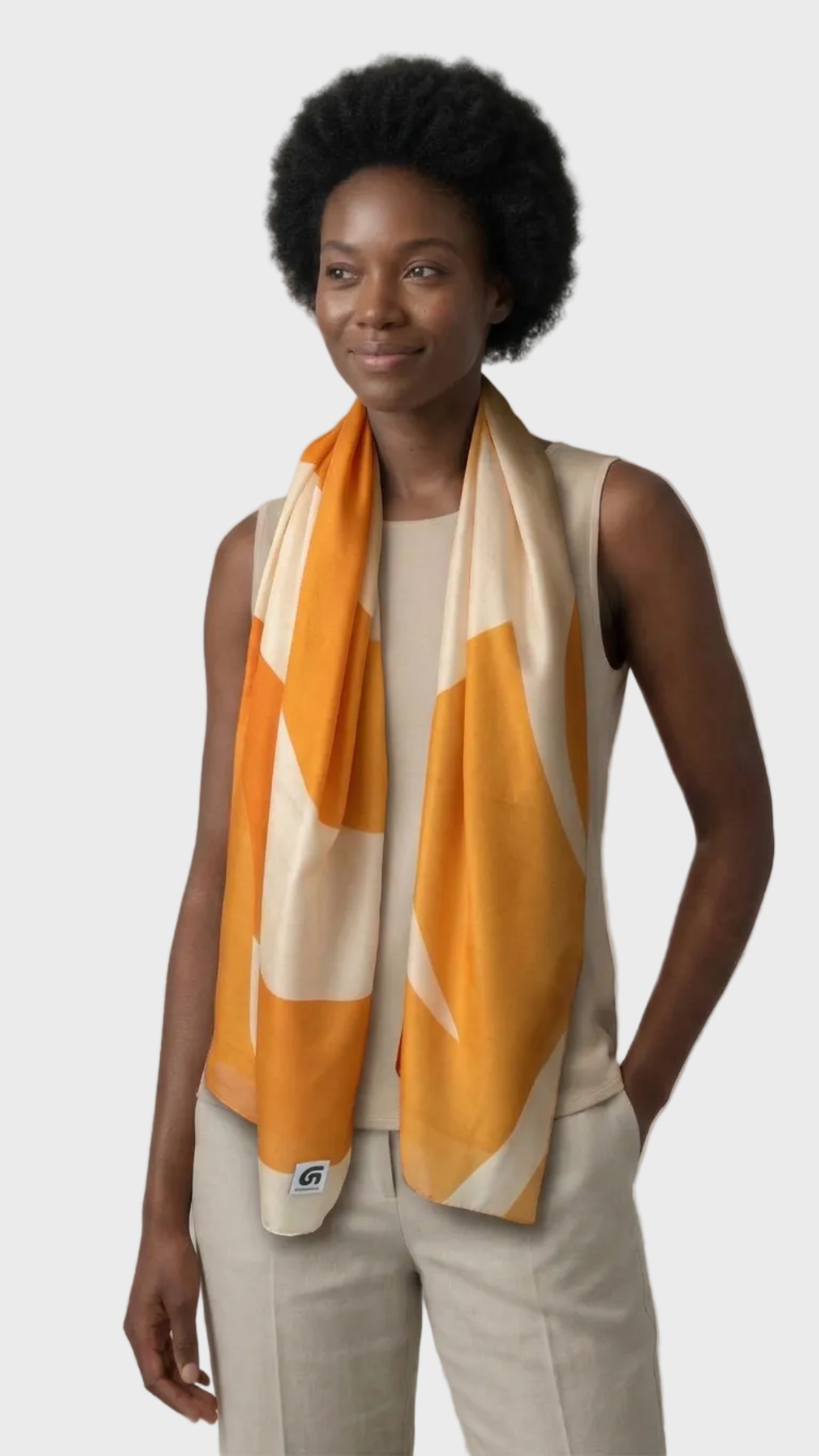Look de mujer con fular Solana naranja, beige, melocotón y fucsia de la colección Mediterraneum