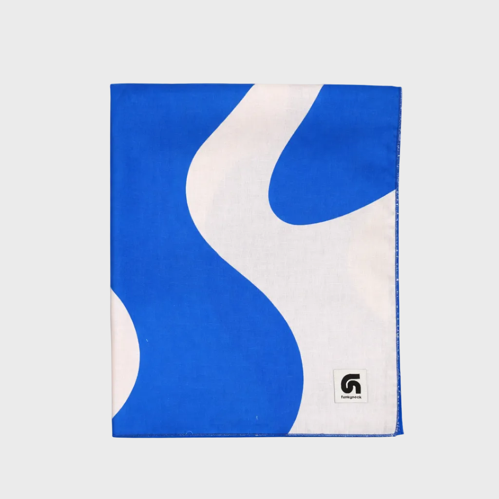 Fular Marina azul, beige y naranja doblado de la colección Mediterraneum de FunkyNeck