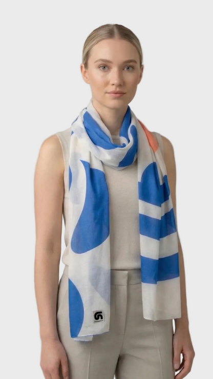 Look de mujer con fular Marina azul, beige y naranja de la colección Mediterraneum