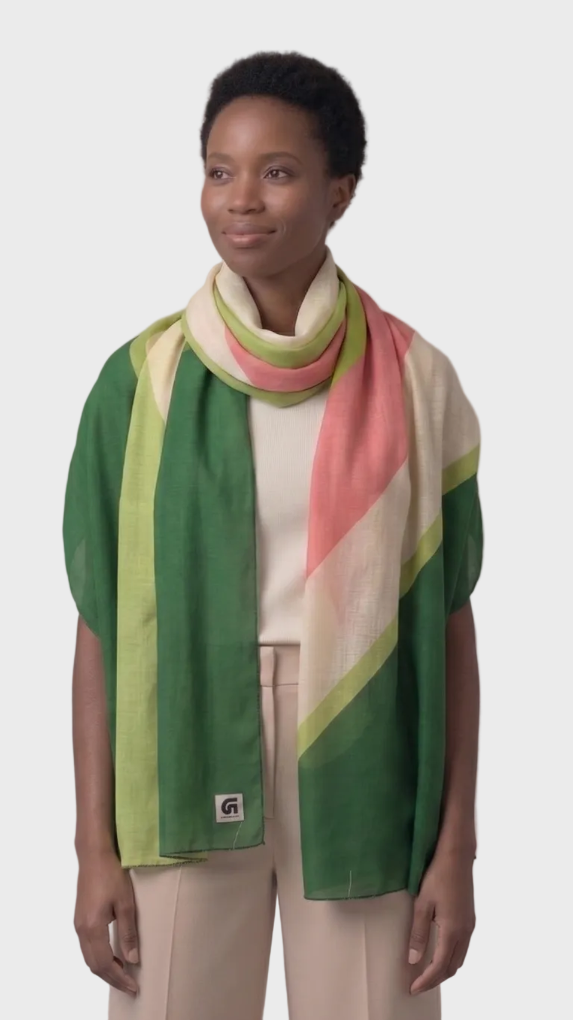 Look de mujer con fular Olivada verde, verde claro, beige y rosa de la colección Mediterraneum