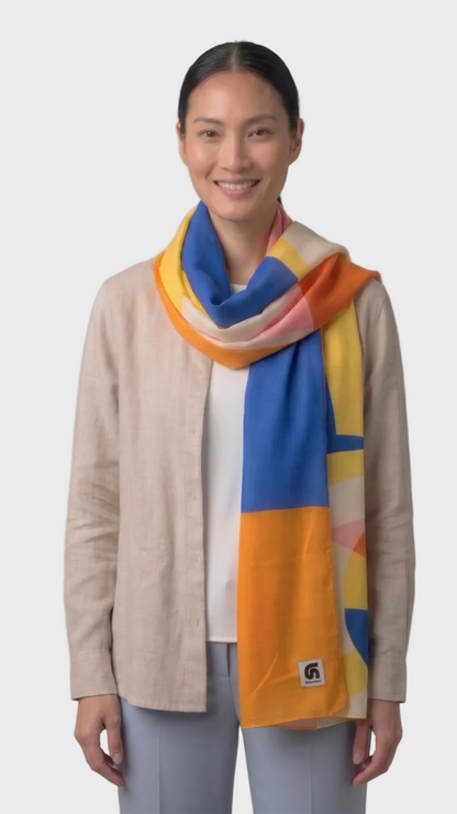 Look de mujer con fular Ronda azul, naranja, amarillo, rosa y blanco de la colección Mediterraneum