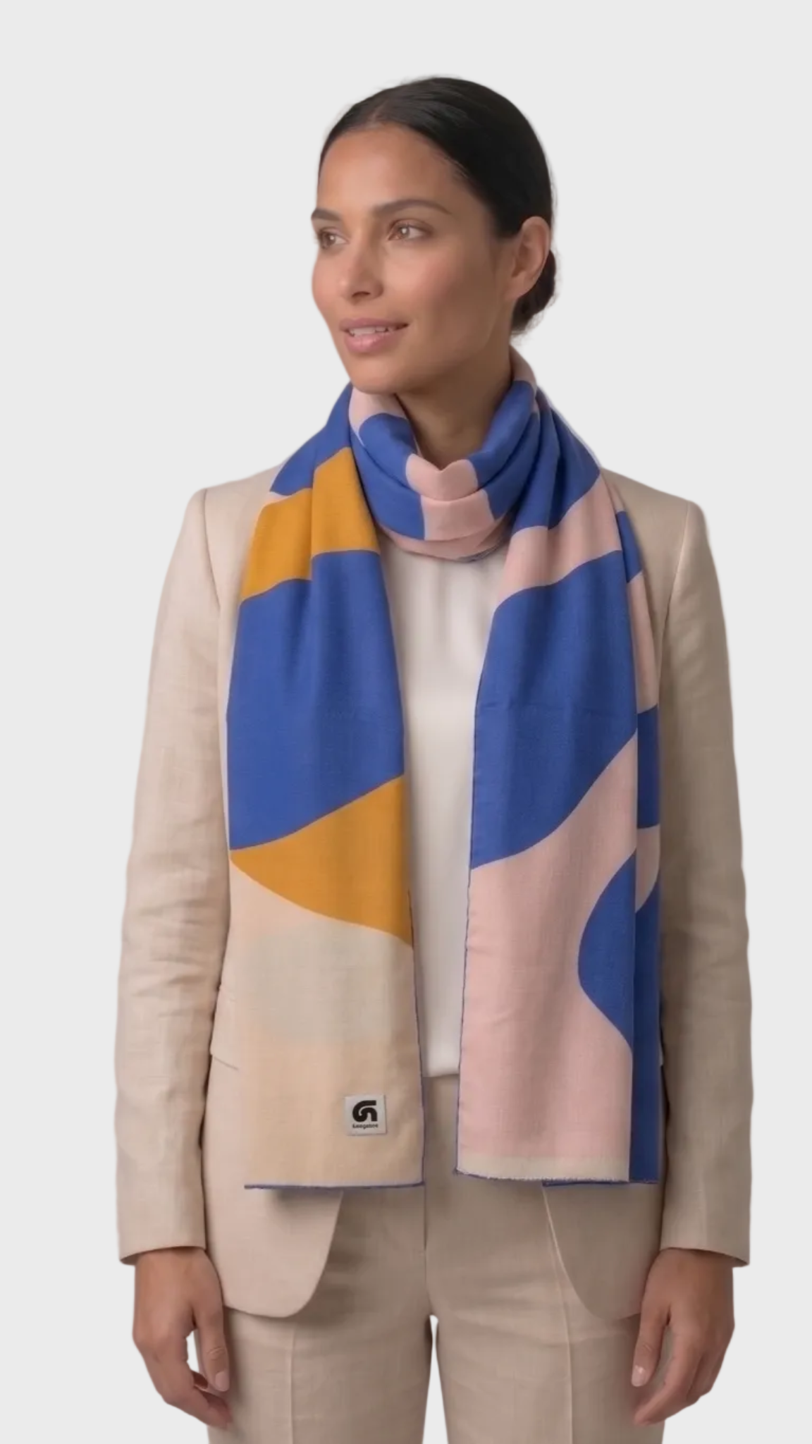 Look de mujer con fular Coral azul, rosa, beige y naranja de la colección Mediterraneum